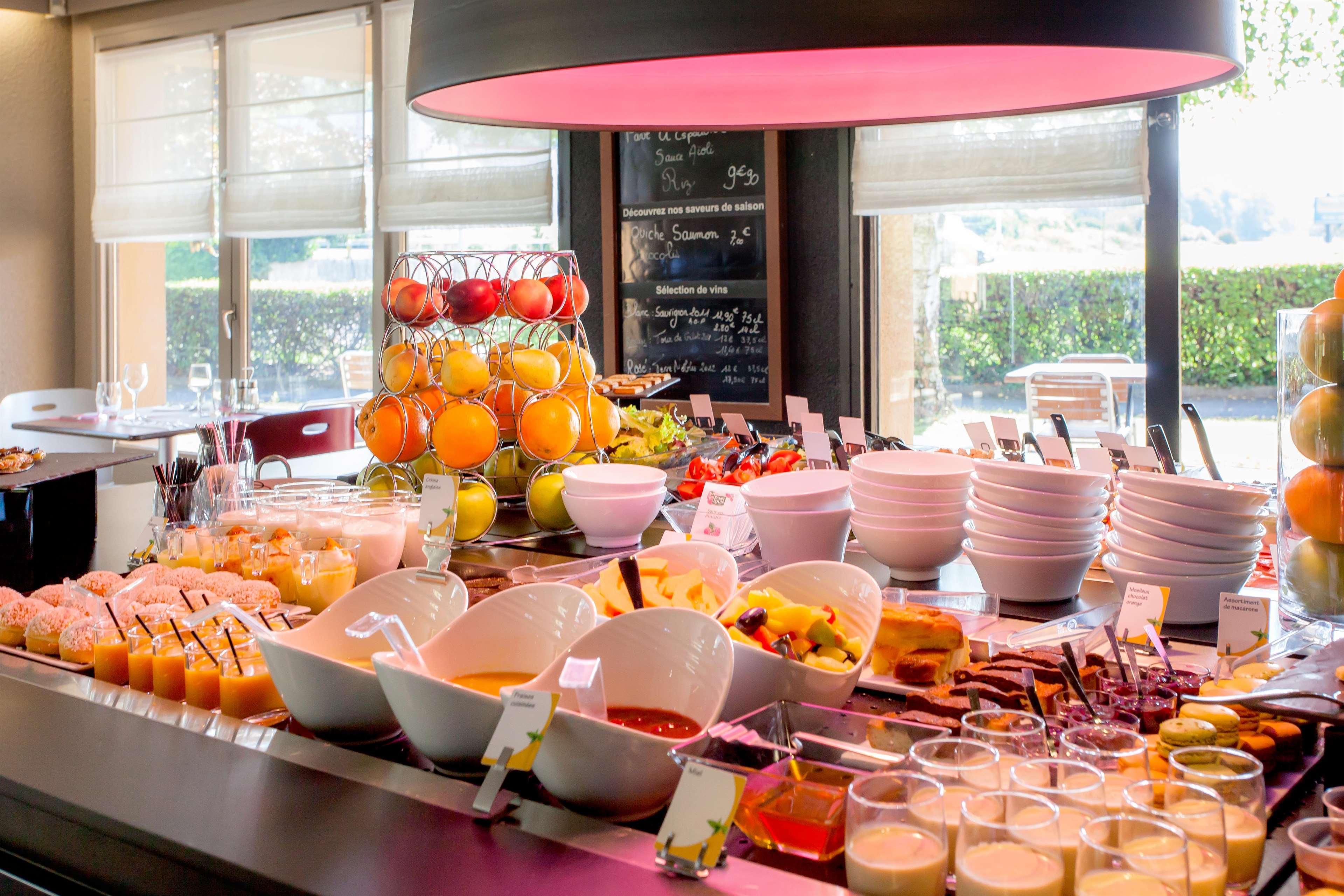 Hotel Restaurant Campanile Aurillac Exterior foto